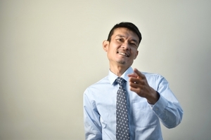 会話の最後に必ず笑う人は何を考えてる？特徴と治し方｜話し方教室VOAT