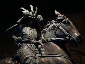 戦国武将に学ぶ！大声を出さずに家臣を動かす「小声」の威圧感